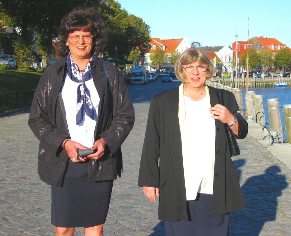 Juliane und Jasmin im Hafen von Tönning